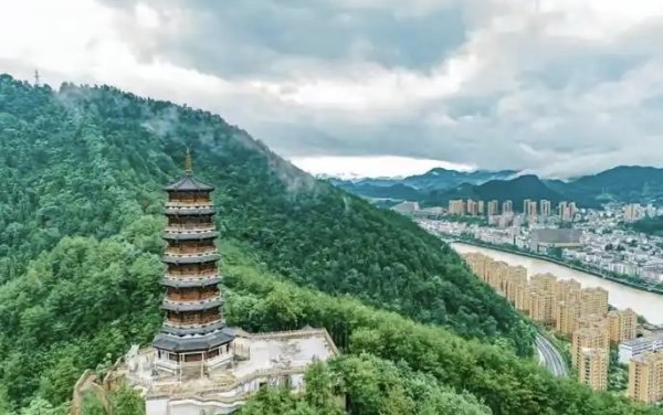 恒瑞盈 光明时评：文旅局长当导游带团，一条文旅宣传的“新赛道”？